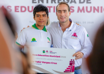 Diego Castañón entrega mil becas educativas en Tulum