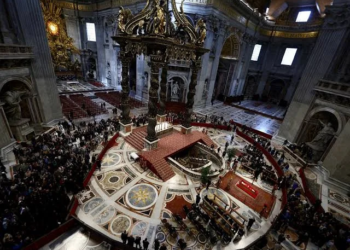Multitud despide a papa Francisco en El Vaticano