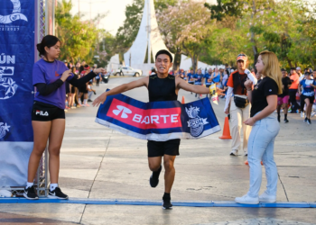 Atletas celebran medio Maratón Cancún 2025