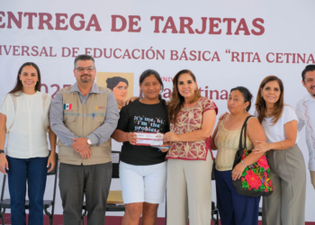 Mara Lezama entrega de tarjetas de la beca “Rita Cetina” para estudiantes de secundaria en QRoo