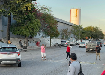 ¡Reporteros abren vialidad en Cancún!