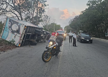 Camión choca contra auto abandonado en el Arco Vial