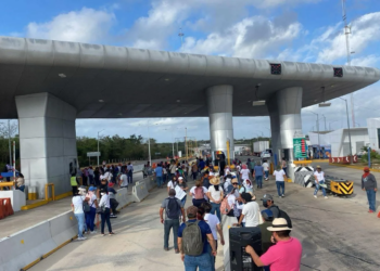 Maestros toman caseta en Cancún-Mérida: Protestan por mejoras laborales y levantan plumas