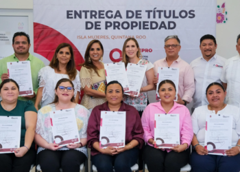 Gobierno Estatal entrega 9 titulos de propiedad en Isla Mujeres