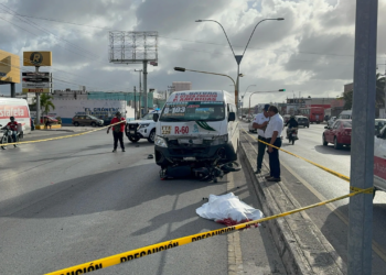 Muere motociclista tras ser arrollado por el conductor de una “combi”
