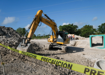 Gobierno de Quintana Roo avanza en reconstrucción de carretera dañada por huracán
