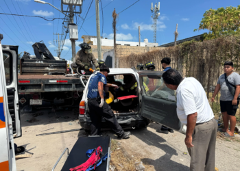 Motociclista queda prensado por camioneta