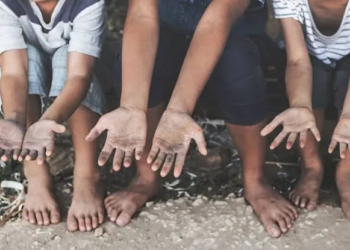 3 de cada 10 niños en QRoo pasarán su día solos por las largas jornadas laborales de sus padres