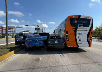 Camión y tres vehículos chocan en Boulevard Colosio