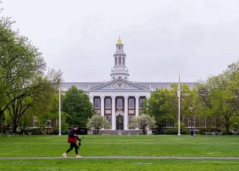 Harvard vs. Trump: Aulas vacías, ideas en guerra