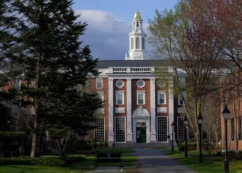 Juez bloquea orden de Trump contra estudiantes extranjeros en Harvard