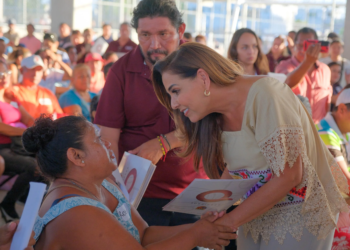 Entregan títulos de propiedad esperados por décadas en Cancún