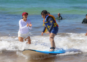 Surf terapéutico alegra a menores con discapacidad