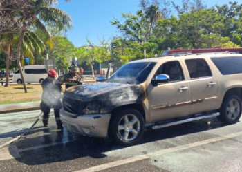 Camioneta arde en llamas en el kilómetro 0 de la zona Hotelera de Cancún