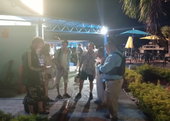 Colapsa muelle en Aqua-Tours: varios tripulantes cayeron al mar