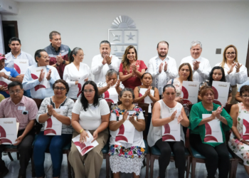 Entregan títulos de propiedad y saldan deuda histórica con familias de Chetumal