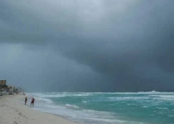 Cancún despierta bajo nubes y humedad sofocante