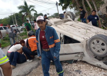 Volcadura deja a pareja lesionada en José López Portillo
