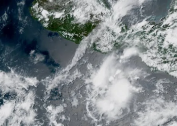 Tormenta tropical Flossie presiona a México