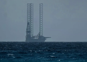 Enorme plataforma petrolera sorprende frente a las playas de Cancún