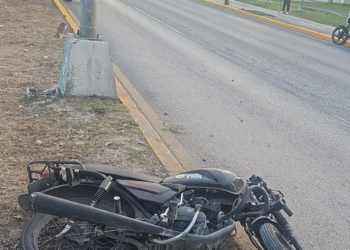 Motociclistas graves tras impactarse contra poste