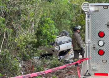 Mueren 2 hombres prensados tras volcadura