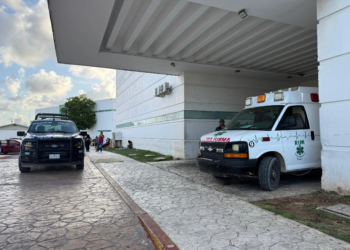 Intento de ejecución en Tres Reyes, Cancún, deja a motociclista gravemente herido