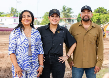 Gobierno de Estefanía Mercado instala por primera vez pasto sintético en el Poliforum de Playa del Carmen