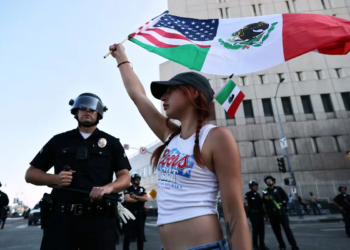 Sheinbaum cuestiona uso de bandera mexicana en disturbios de EE.UU.