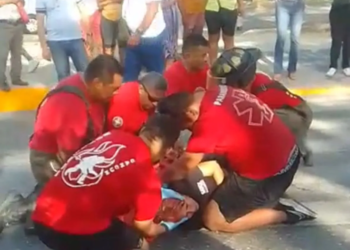 Joven conductor embiste a mujer en un paso peatonal de la avenida Tulum 7 Joven conductor embiste a mujer en un paso peatonal de la avenida Tulum