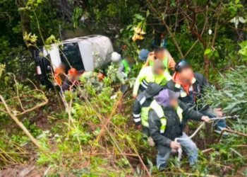Camioneta con 18 pasajeros cae al barranco en Álvaro Obregón
