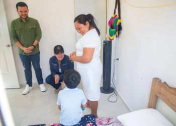Estefanía Mercado y Pablo Bustamante supervisan mejoramiento de viviendas en Playa del Carmen