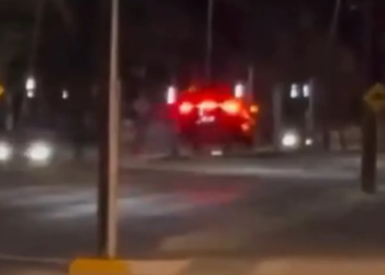 Video viral en Cancún: Conductor vuela sobre tope peatonal por exceso de velocidad