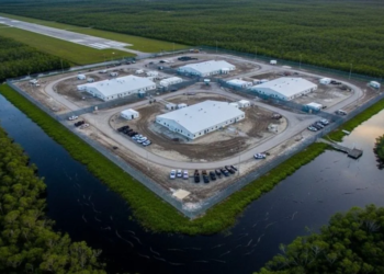 Migrantes bajo fuego político: Sheinbaum condena apertura de Alligator Alcatraz