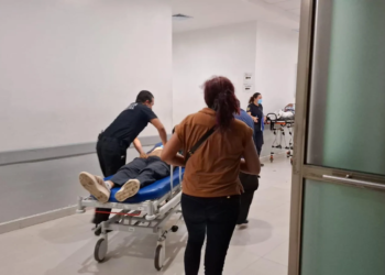 Bala alcanza a una bebé de un año; su padre murió protegiéndola