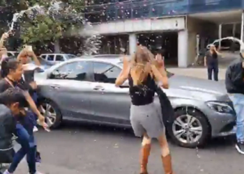 “Lady Racista” sufre agresión y robo de bolso tras audiencia por discriminación