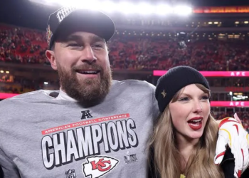 Taylor Swift y Travis Kelce anuncian su compromiso en un momento de ensueño