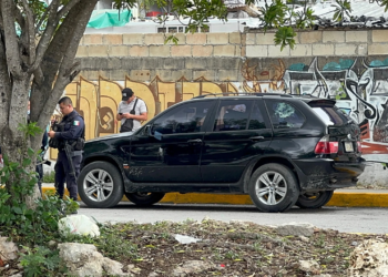 Abandonan camioneta BMW con un cuerpo al interior en Paraíso Maya