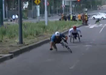 Accidente maratón CDMX: Atletas en silla de ruedas caen por bache