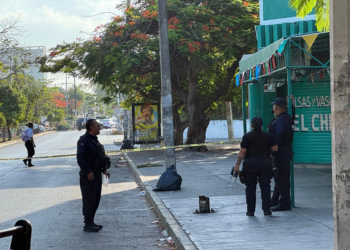 Ejecutan a hombre en pleno centro de Cancún; agresores huyen en motocicleta