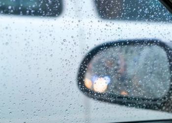 Espuma de afeitar en el parabrisas: el truco casero contra el empañamiento
