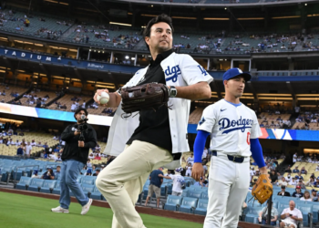 Checo Pérez hace lanzamiento inaugural en el estadio de los Dodgers