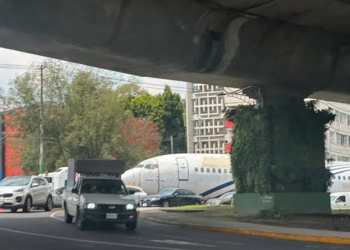 Avión en Periférico sorprende a conductores en CDMX