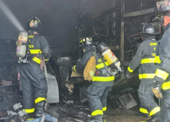 Bomberos de Playa del Carmen sofocan incendio en bodega de refrigeración