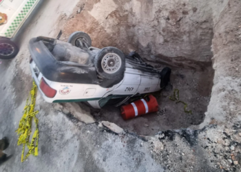 Conductor de taxi se queda dormido y cae en zanja