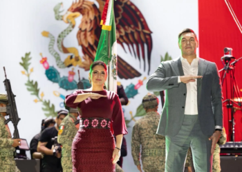 Estefanía Mercado encabeza histórico Grito de Independencia en Playa del Carmen