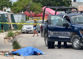 Un hombre muere por aparentes motivos naturales en la avenida Kabah
