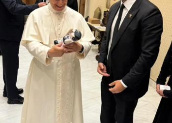 El Papa León XIV recibe un peluche del Dr. Simi vestido de pontífice en el Vaticano