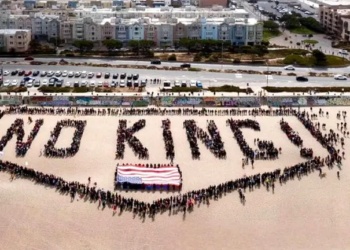 Protestas “No a los Reyes” movilizan a miles en Estados Unidos contra el autoritarismo