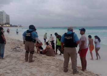 Muere turista chino en playa de zona hotelera, dos más fueron rescatados